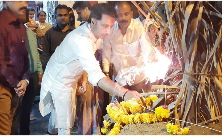 सध्या सोशल मीडियावर विविध अंगांनी प्रचाराचे रंग उधळणारे पार्थ जाहीर सभेत फिके पडत असल्याच्या चर्चा रंगत आहेत. पण आता रोहित यांच्या फवाऱ्यांनी जाहीर सभेतील ही कमतरताही भरुन निघेल हे नक्की.