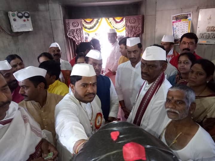 पार्थ पवार-श्रीरंग बारणे, दोन प्रतिस्पर्ध्यांचं एकाच वेळी एकाच मंदिरात साकडं Pimpri Chinchwad : Parth Pawar and Shrirang Barne came together at the temple पार्थ पवार-श्रीरंग बारणे, दोन प्रतिस्पर्ध्यांचं एकाच वेळी एकाच मंदिरात साकडं