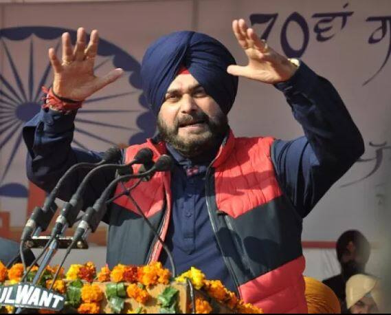 माजी किक्रेटर नवज्योत सिंग सिद्धू यांनीही क्रिकेटमधून निवृत्ती घेतल्यानंतर राजकारणात प्रवेश केला होता. 2004 मध्ये सिद्धू भाजपमध्ये सहभागी झाले होते. मात्र त्यानंतर 2017 मध्ये सिद्धू यांनी काँग्रेसचा हात धरला. 