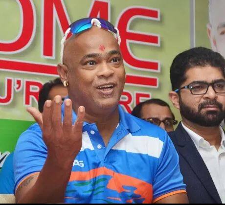 भारताचा माजी खेळाडू विनोद कांबळीने देखील क्रिकेटनंतर राजकीय मैदानात आपलं नशीब आजमावलं होतं. मात्र त्याला यश मिळवता आलं नाही. विनोद कांबळीने लोक भारती पार्टीमधून 2009 साली विधानसभा निवडणूक लढवली होती. 