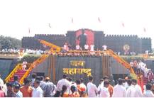 छत्रपती शिवाजी महाराजांची तिथीनुसार जयंती, मुंबई विमानतळाबाहेर पुतळ्याला अभिवादन