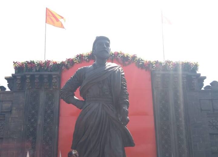 भगव्या रंगाने संपूर्ण भारत व्यापून टाकला पाहिजे, यावर्षी सर्व निष्ठेने काम करतील अशी आशा उद्धव ठाकरेंनी व्यक्त केली. 