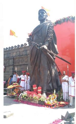 शिवसेना उद्यापासून कोल्हापुरात आपल्या प्रचाराला सुरुवात करणार आहे. महाराजांचे आशीर्वाद घेऊन प्रचाराला सुरुवात करत असल्याचं उद्धव ठाकरे म्हणाले.