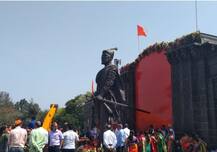 छत्रपती शिवाजी महाराजांची तिथीनुसार जयंती, मुंबई विमानतळाबाहेर पुतळ्याला अभिवादन