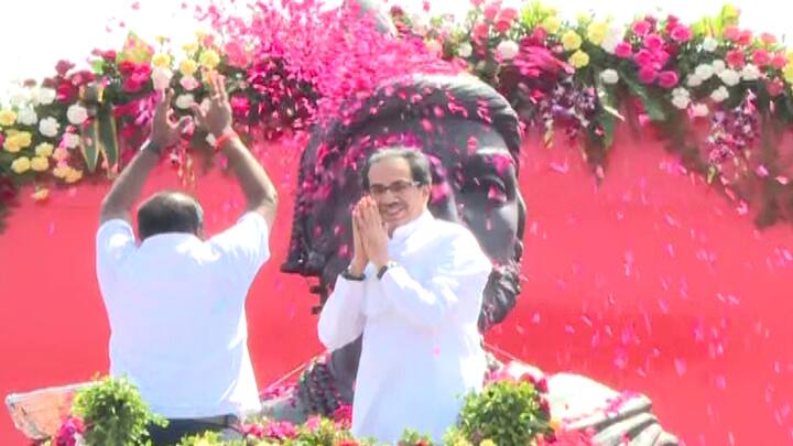 शिवसेना पक्षप्रमुख उद्धव ठाकरे यांनी मुंबई विमानतळावरील शिवरायांच्या पुतळ्याला अभिवादन केलं.