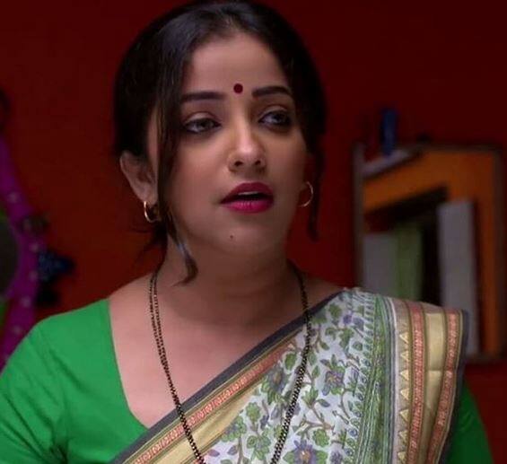 शेवंताचा लूक, विशेषतः तिच्या केसांच्या बटा चाहत्यांमध्ये गाजत आहेत