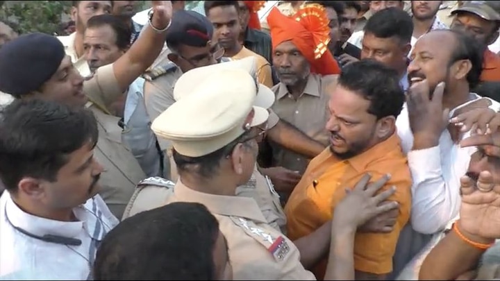 Shivsena worker and Police Dispute In Kalyan  कल्याणमध्ये शिवसेनेचा 'शिवकालीन सर्जिकल स्ट्राईक', देखावा मागे घेण्यावरून सेना-पोलिसांमध्ये वाद