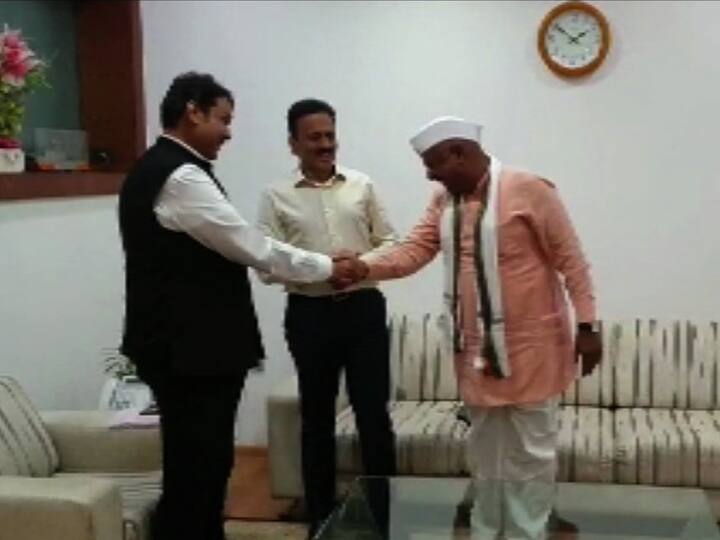 काँग्रेसचे नाराज आमदार अब्दुल सत्तार मुख्यमंत्र्यांच्या भेटीला, भाजप प्रवेशाच्या चर्चेला उधाण Upset Congress MLA Abdul Sattar Meet CM Decendra Fadnavis काँग्रेसचे नाराज आमदार अब्दुल सत्तार मुख्यमंत्र्यांच्या भेटीला, भाजप प्रवेशाच्या चर्चेला उधाण