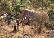 नाशिक-जव्हार रोडवर बस दरीत कोसळली, चौघांचा मृत्यू तर 45 जण जखमी