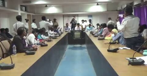 निवडणूक पथकात हजर न झालेल्या चार अधिकाऱ्यांवर गुन्हा दाखल, नियुक्तीनंतर नोटीस देऊनही हजर न झाल्याने कारवाई निवडणूक पथकात हजर न झालेल्या चार अधिकाऱ्यांवर गुन्हा दाखल, नियुक्तीनंतर नोटीस देऊनही हजर न झाल्याने कारवाई