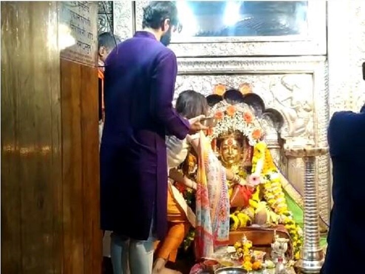 Pimpri Chinchwad : Amit Thackeray and Mitali Borude visits at Ekvira temple वैवाहिक आयुष्यात सुख-समृद्धी नांदू दे, अमितालीचं एकवीरा देवीला साकडं