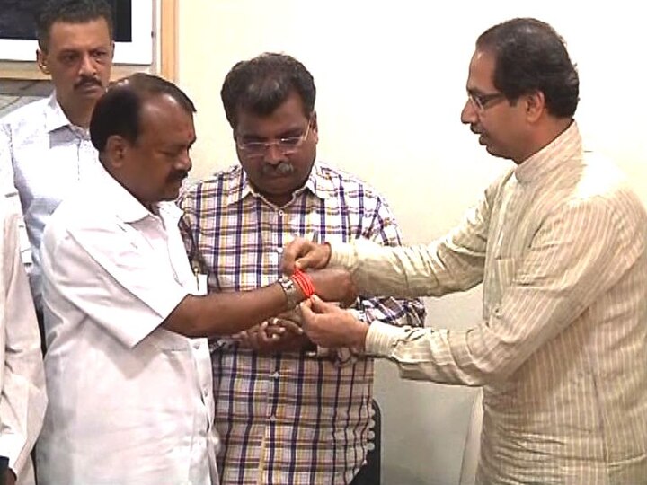 Mumbai : MP Rajendra Gavit joins Shivsena, to contest election from Palghar constituency खासदार राजेंद्र गावित शिवसेनेत, पालघरमधून लोकसभा निवडणूक लढवणार!