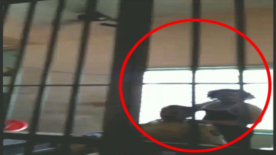 VIDEO | न्यायालयीन कोठडीत असलेल्या आरोपीकडून पोलिसाची मालिश police took Massage by accused in solapur VIDEO | न्यायालयीन कोठडीत असलेल्या आरोपीकडून पोलिसाची मालिश