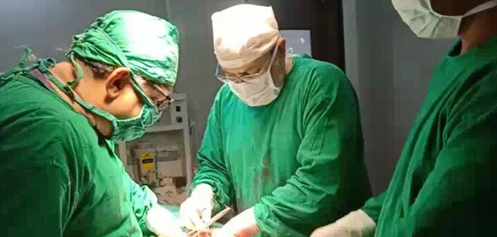 Remove six kilo tumor in women's stomach in kalyan अबब... महिलेच्या पोटातून साडेसहा किलोचा गोळा काढला, कल्याणच्या डॉक्टरांकडून यशस्वी शस्त्रक्रिया