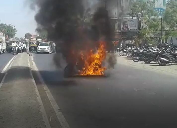 due to bad service man burnt his bike In front of showroom in shirdi तरुणाची सटकली ...म्हणून डायरेक्ट बाईकच पेटवली