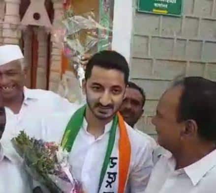 आता ही मंडळी जाहीर सभा, बैठका घेऊन मतदारांपर्यंत पोहोचतील. पण जी मंडळी खासकरुन तरुणवर्ग जो सभा आणि बैठकांपासून कोसो दूर राहून सोशल मीडियात गुंतलेला आहे, त्यांच्यापर्यंत पोहचण्यासाठी आता 'जय अजित पवार' खिंड लढवणार आहेत. 