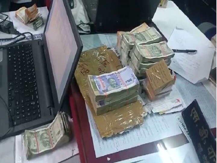 8 lakh and 3 tola gold seized from Vidarbha Express and 4 lakh seized in Amaravati  विदर्भ एक्स्प्रेसमधून 8 लाखांसह 3 तोळे सोनं तर अमरावतीत 4 लाख रुपये जप्त
