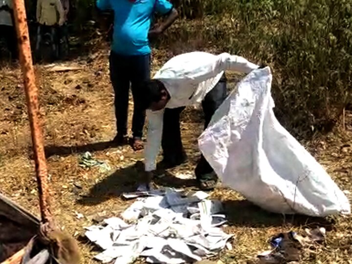 Hundreds of Aadhar cards found in Garbage dump शेकडो आधार कार्ड कचऱ्याच्या ढिगाऱ्यात, शासकीय यंत्रणेचा भोंगळ कारभार चव्हाट्यावर