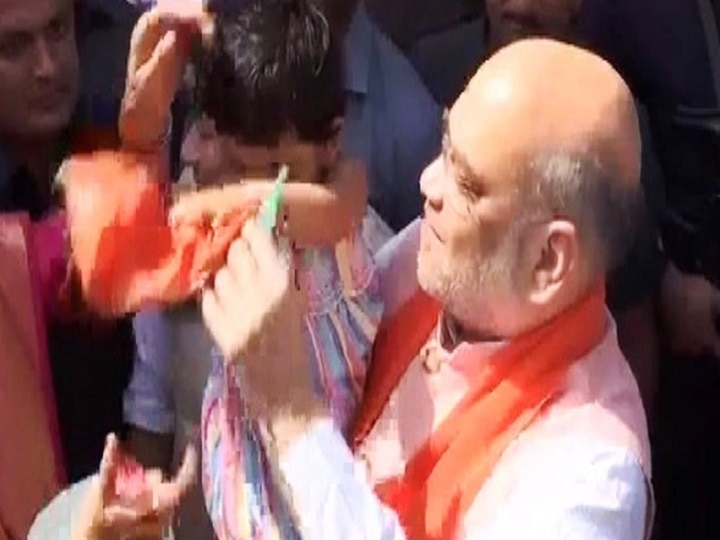 Lokabha Election 2019 : Amit Shah's granddaughter refused to wear BJP cap आजोबा अमित शाहांनी दिलेली भाजपची टोपी नातीने नाकारली