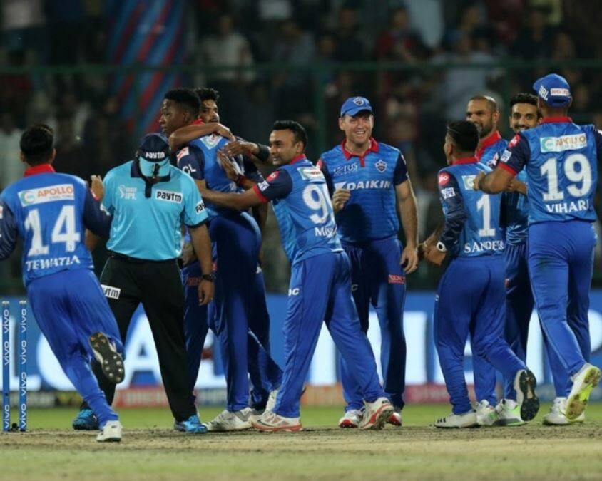 delhi capitals beat kolkata knight riders in super over by three runs दिल्ली कॅपिटल्सकडून कोलकाता नाईट रायडर्सचा सुपरओव्हरमध्ये पराभव, पृथ्वी शॉचं शतक एका धावेनं हुकलं