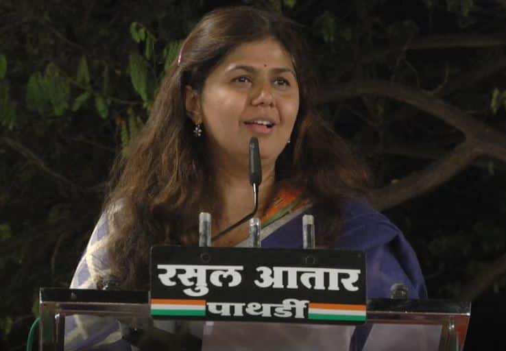 pankaja munde criticized dhananjay munde loksabha electin 2019 आमचे बंधू पवारांची लाचारी करतात, पंकजा मुंडेंची धनंजय मुंडेंवर टीका