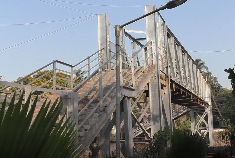डोंबिवलीत धोकादायक पादचारी पुलाचा वापर, रेल्वेकडून केवळ फलक लावण्याचे सोपस्कार public use of dangerous foot over bridge in Dombivli डोंबिवलीत धोकादायक पादचारी पुलाचा वापर, रेल्वेकडून केवळ फलक लावण्याचे सोपस्कार