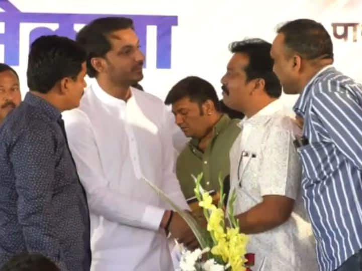 Parth Pawar once again came late for political programme ...म्हणून पार्थ पवार कार्यक्रमस्थळी आल्यावर अजित पवारांनी मंच सोडला