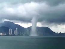 मलेशियन समुद्रात चक्रीवादळाचा भोवरा उसळला