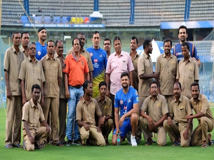 Team India reunites eight years after historical ODI World Cup victory टीम इंडियाच्या विश्वचषक विजयाची आठ वर्ष, धोनीचं वानखेडेच्या ग्राऊंड स्टाफसोबत फोटोसेशन