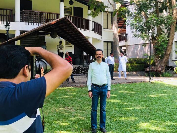 मिलिंद नार्वेकरही मग अधिक रंगात आले आणि वेगवेगळ्या पोझ देऊन आपलं फोटोशूट करु लागले.