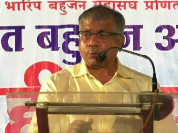 prakash ambedkar slams PM narendra modi जो व्यक्ती स्वत:च्या पत्नीला न्याय देऊ शकत नाही तो तुम्हाला काय न्याय देणार, प्रकाश आंबेडकरांचं मोदींवर टीकास्त्र