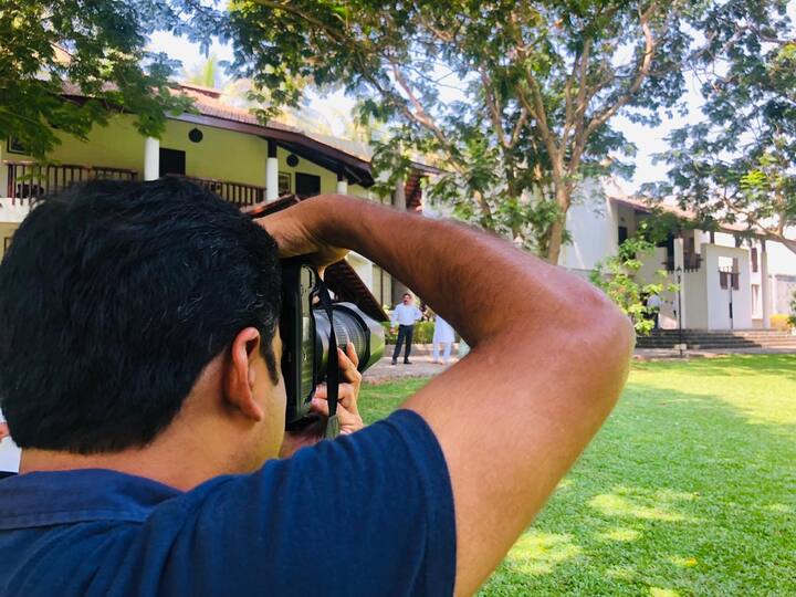 नेहमी उद्धव ठाकरेंसोबत व्यस्त असणारे मिलिंद नार्वेकर निवांत फोटो शूट करताना पाहून साऱ्यांनाच आश्चर्य वाटलं. आपसूकच सगळ्यांच्या नजरा  मिलिंद नार्वेकर यांच्याकडे वळल्या. 