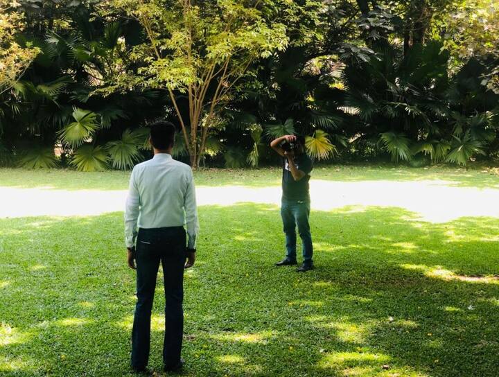 तिकीट वाटप, दौऱ्यांचं नियोजन आणि वारंवार बैठकात व्यस्त असणारे शिवसेना पक्षप्रमुख उद्धव ठाकरेंचे स्वीय सहाय्यक आणि पक्षाचे सचिव मिलिंद नार्वेकर आज जरा जास्तच निवांत दिसले.