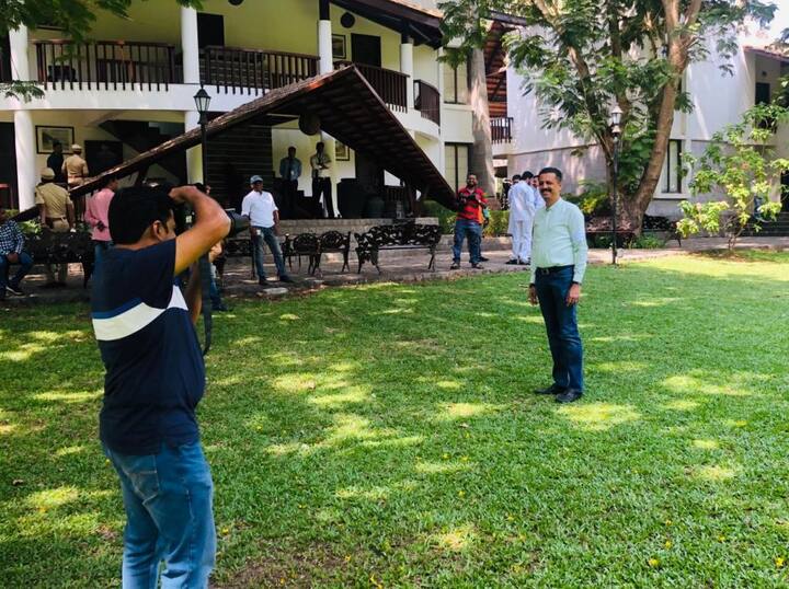 सध्या उद्धव ठाकरे पालघर दौऱ्यावर आहेत.  साहजिकच अन्य नेत्यांप्रमाणे मिलिंद नार्वेकरही त्यांच्यासोबत उपस्थित आहेत. 