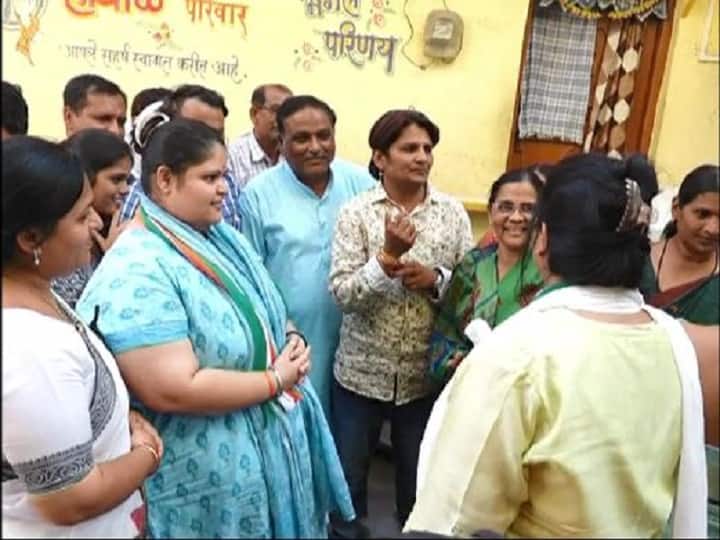 अशोक चव्हाणांच्या प्रचारासाठी मुलगी मैदानात, वॉर्डात जाऊन कॉर्नर बैठका Daughter of Ashok Chavan campaigning for him in Nanded अशोक चव्हाणांच्या प्रचारासाठी मुलगी मैदानात, वॉर्डात जाऊन कॉर्नर बैठका