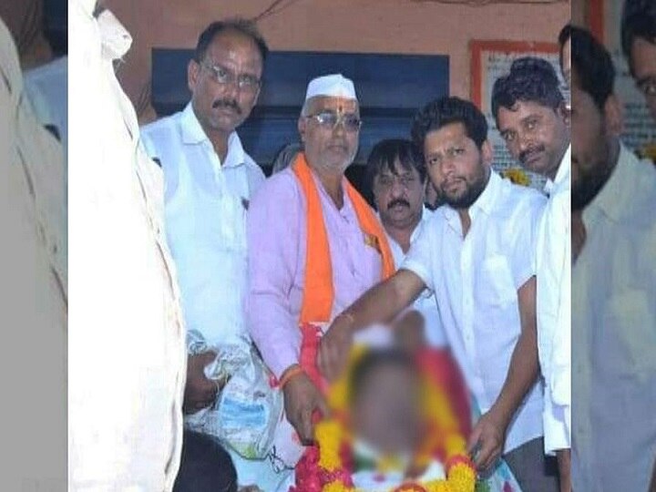 Sujay Vikhe Patil trolled for photo session while paying tribute to dead body of leader नेत्याच्या पार्थिवाला हार घालताना फोटोसेशन, सुजय विखे पाटील ट्रोल