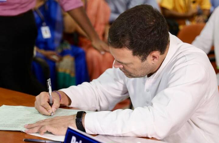 काँग्रेस अध्यक्ष राहुल गांधी यांनी आज केरळच्या वायनाड मतदारसंघातून उमेदवारी अर्ज दाखल केला आहेत. 