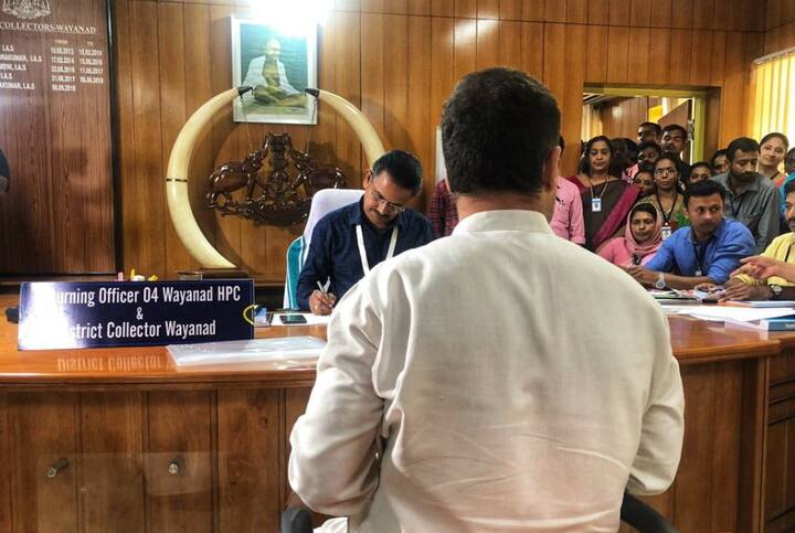 उमेदवारी अर्ज दाखल केल्यानंतर राहुल गांधी आणि प्रियांका गांधी यांचा रोड शो झाला.