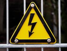 विद्युत विभागाची हलगर्जी, तुटलेल्या तारांच्या स्पर्शाने एकाच कुटुंबातील चौघांचा मृत्यू