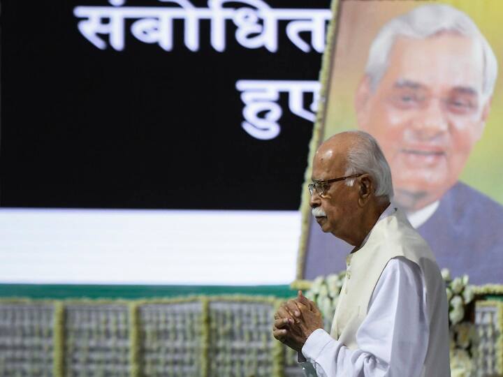 राजकीय विरोधक म्हणजे देशविरोधी किंवा शत्रू नव्हेत, अडवाणींचा ब्लॉग Lalkrishna Advanis writes blog, bjp says nation first party next self last राजकीय विरोधक म्हणजे देशविरोधी किंवा शत्रू नव्हेत, अडवाणींचा ब्लॉग