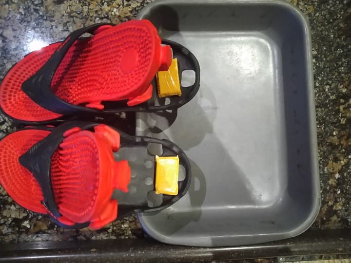 A man caught smuggling gold in his slippers at Mumbai airport स्लिपरमध्ये सोन्याची तस्करी, मुंबई विमानतळावर एक जण अटकेत