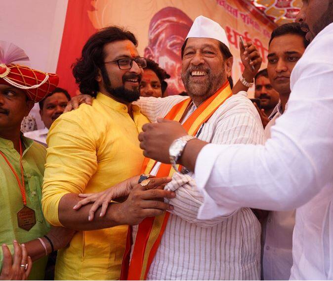 पुण्याचे पालकमंत्री आणि भाजप उमेदवार गिरीश बापट यांनीही कोल्हेंची गळाभेट घेतली.