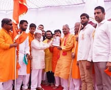 संभाजी महाराजांच्या पुण्यतिथीवेळी शिरुरमधील प्रतिस्पर्धी उमेदवारांची भेट