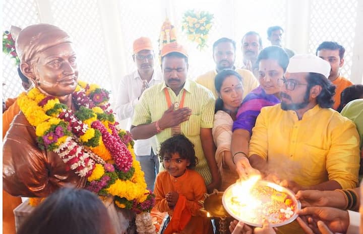 तुळापूरमध्ये सर्वच पक्षाचे उमेदवार आणि नेते छत्रपती संभाजी महाराजांना आदरांजली वाहायला येत आहेत. 