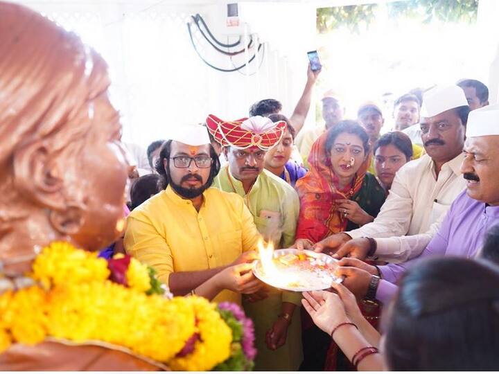 राष्ट्रवादीच्या तिकीटावर प्रसिद्ध अभिनेते डॉ. अमोल कोल्हे शिरुर लोकसभा निवडणुकीच्या रिंगणात उतरले आहेत.