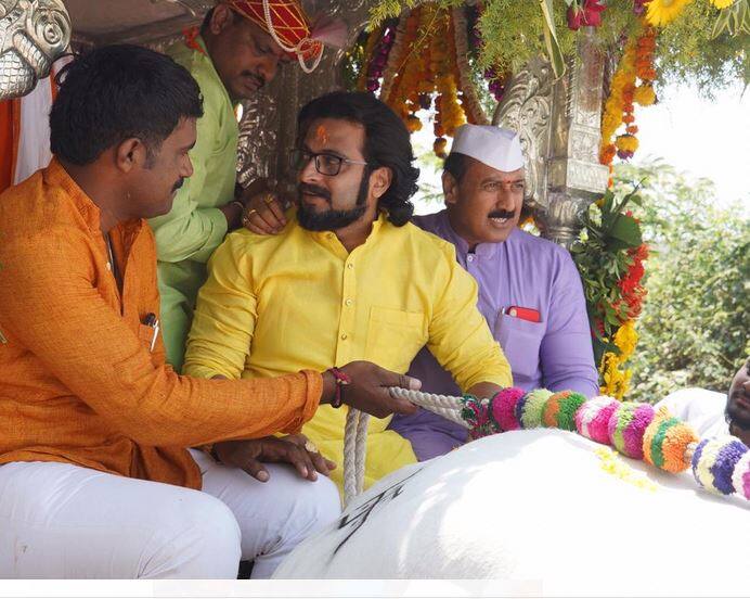 तुळापूरमध्येच शिवाजीराव आढळराव पाटील आणि अमोल कोल्हे यांची भेट घडली. यावेळी शिवाजीराव आढळराव पाटील आणि अमोल कोल्हे यांनी हस्तांदोलन केलं.