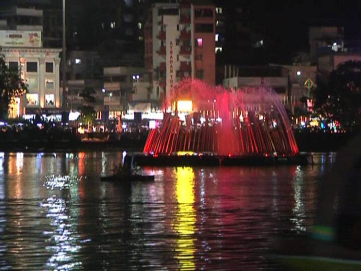 ठाण्यात मासुंदा तलाव म्हणजेच तलावपाळीच्या काठावर दिवे लावले जातात. 