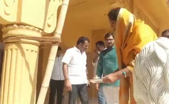  गुढी उभारताना उदयनराजे भोसले आणि राजमाता कल्पना राजे भोसले उपस्थित होत्या. 
