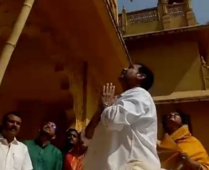 गुढी उभारण्याआधी वाड्यातील देवीचं दर्शन घेऊन उदयनराजेंनी आईंचा आशीर्वाद घेतला. 