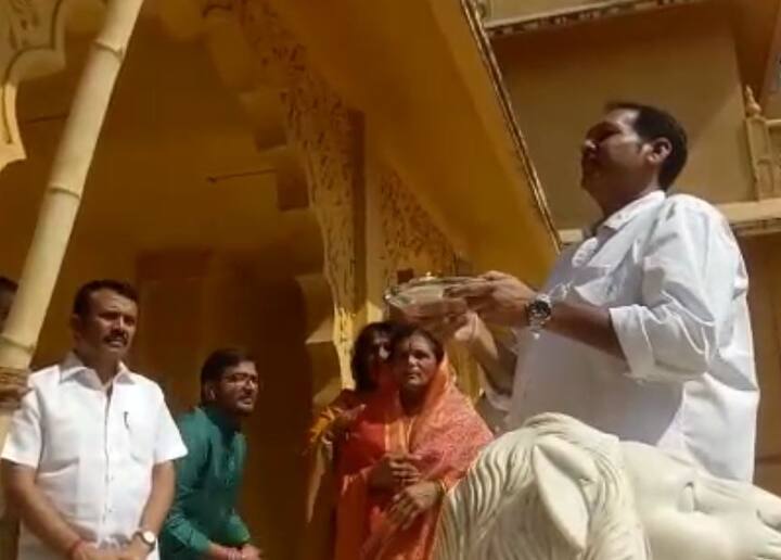 साताऱ्याचे विद्यमान खासदार आणि काँग्रेस-राष्ट्रवादी महाआघाडीचे उमेदवार उदयनराजे भोसले यांनी गुढी उभारुन हिंदू नववर्षाचं स्वागत केलं.